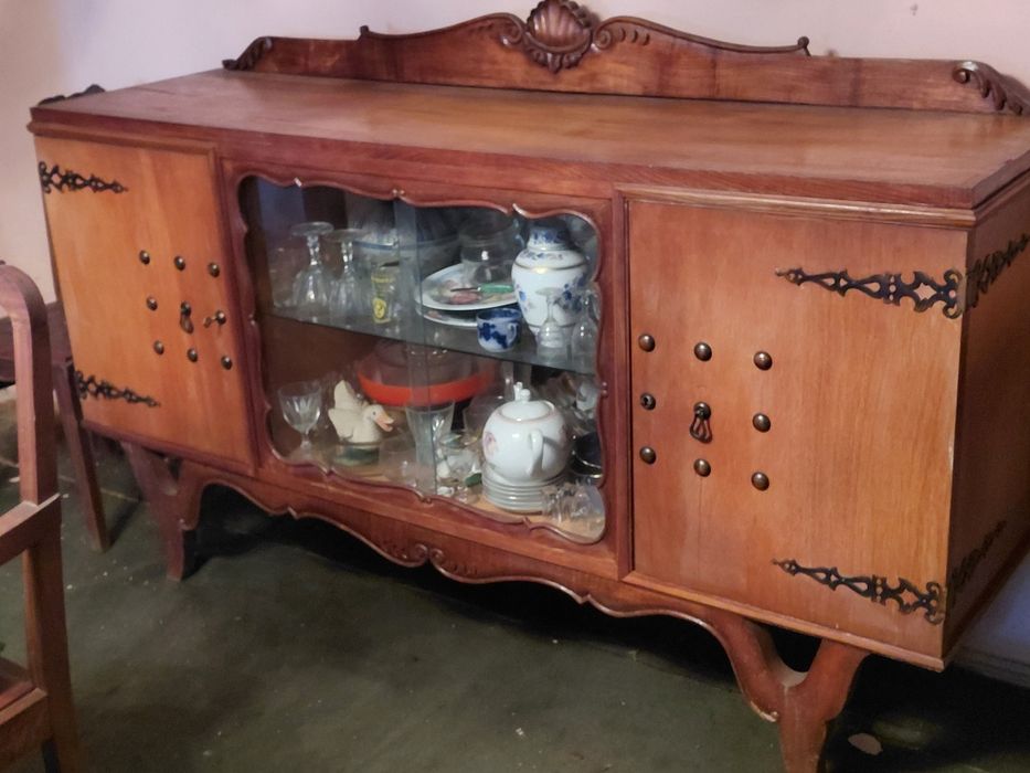 Dois  aparadores, mesa e cadeiras