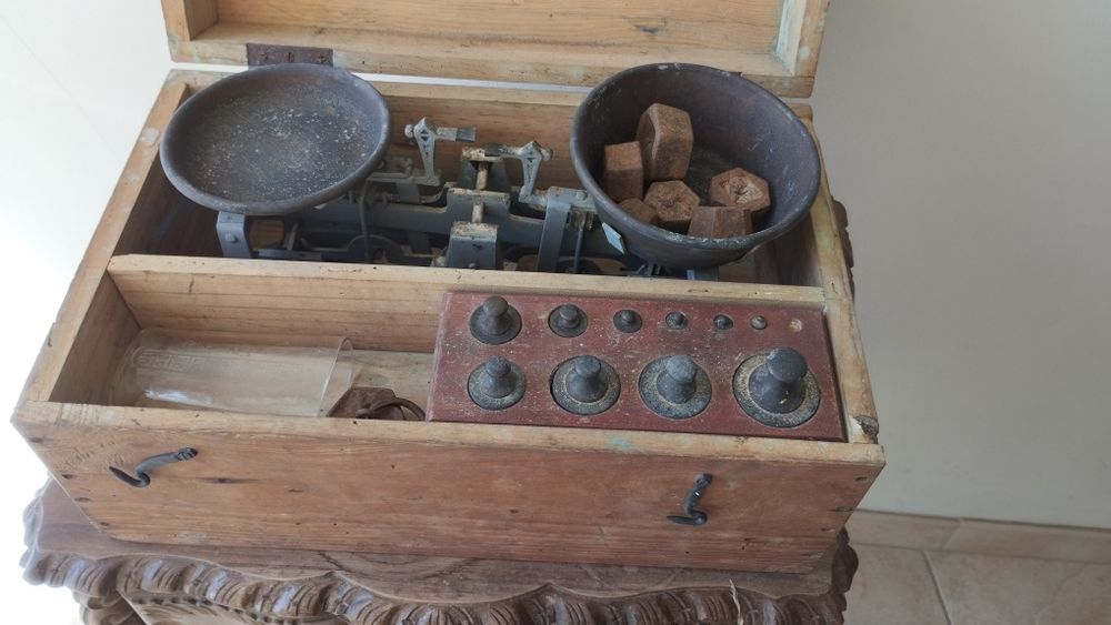 Pequena balança com pesos e outros