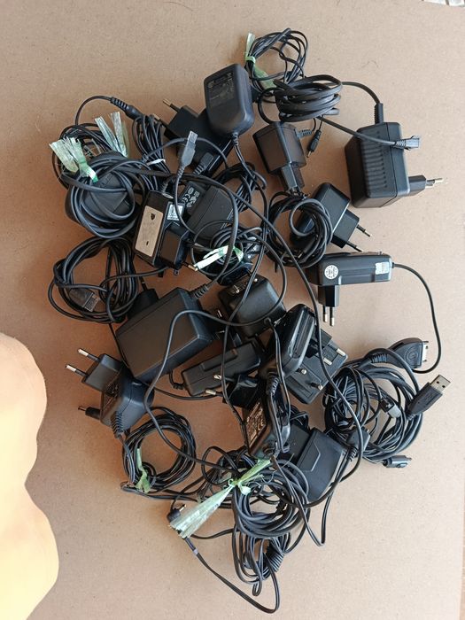 Carregadores de telemóvel usados