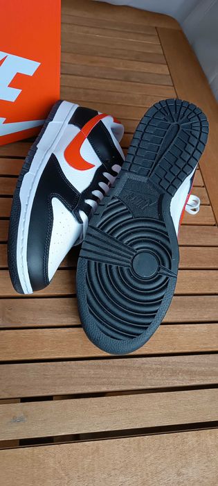 (r. 44,5- 28,5 cm) Nike Dunk Low Retro Red Swoosh Panda FB3354,-001