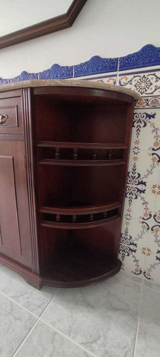 Móvel em madeira de mogno