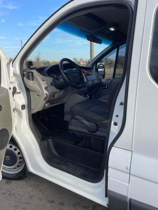 продам мікроавтобус OPEL VIVARO 2013 року