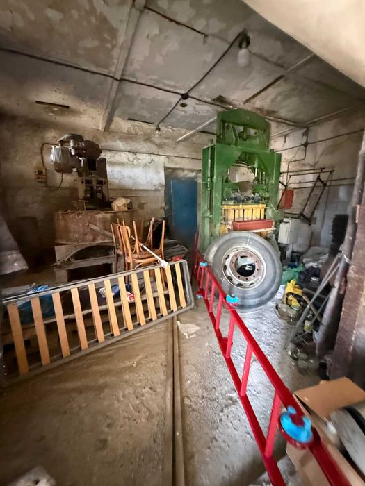 Продається комерційне приміщення з земельною ділянкою в Лужанах