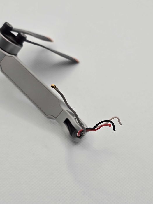 DJI Mini 1SE – lewe przednie ramię