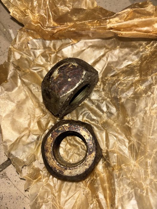 Гайка колісна права зіл газ урал камаз