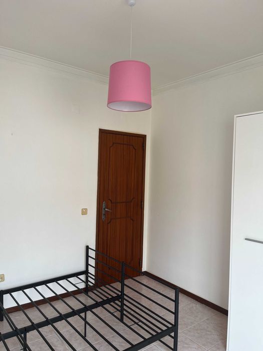 Quarto agradável e luminoso com todas as comodidades