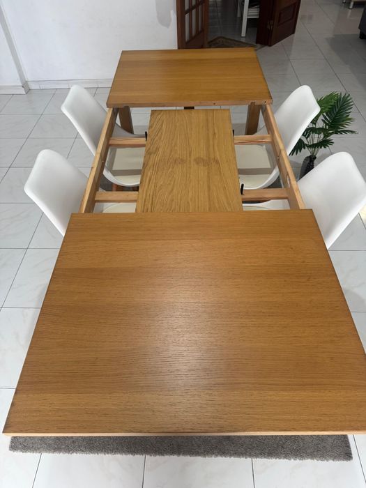 Mesa extensiva com 4 cadeiras