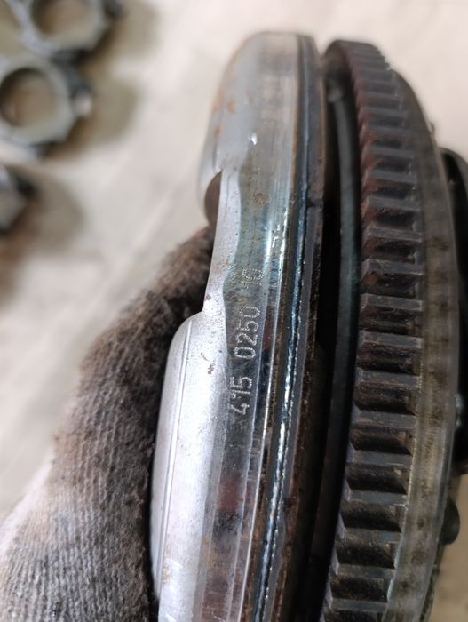 Зчеплення двомасовий демпферний маховик  LUK  415 0250 10 VW 1.9 tdi
