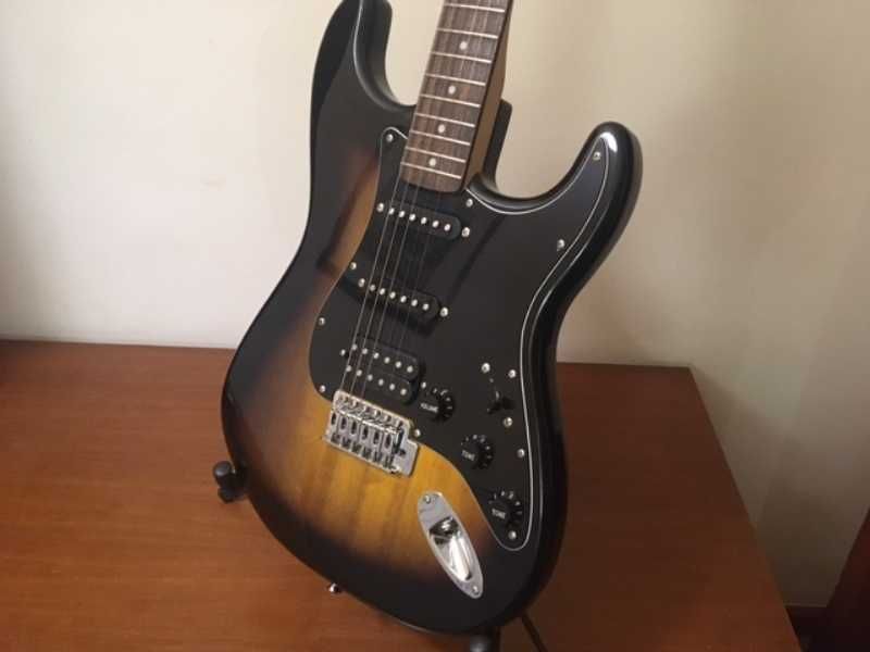 Guitarra Fender Squier Tobacco Sunburst HSS em estado novo