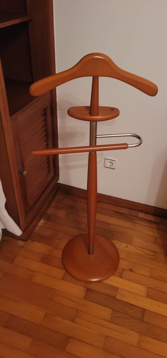 Cabideiro de pe em madeira