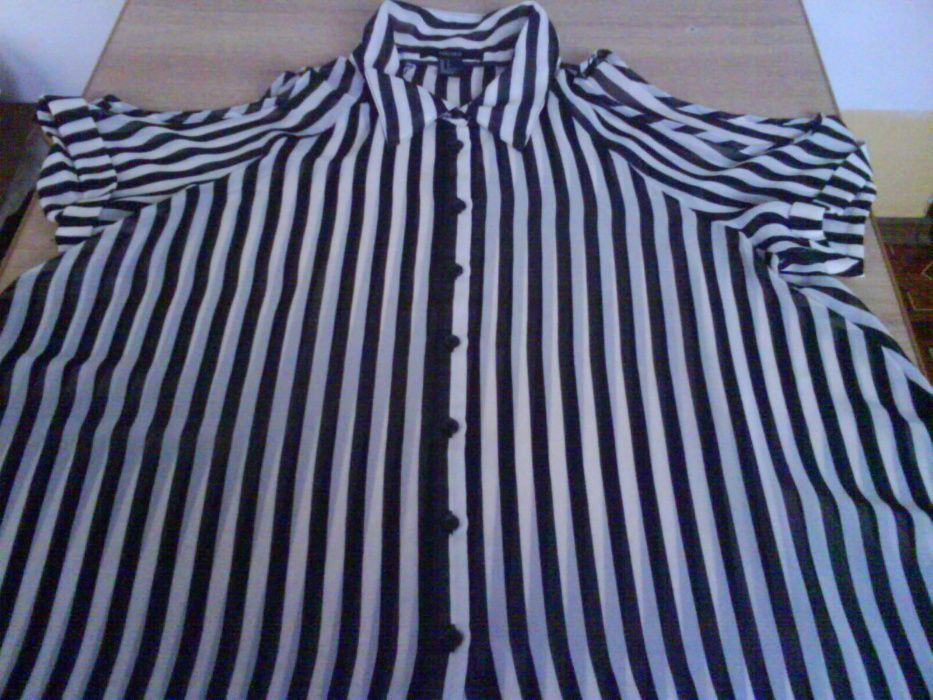 Блузка с вырезанными плечами чёрно-белая полоска Forever 21. Размер S.