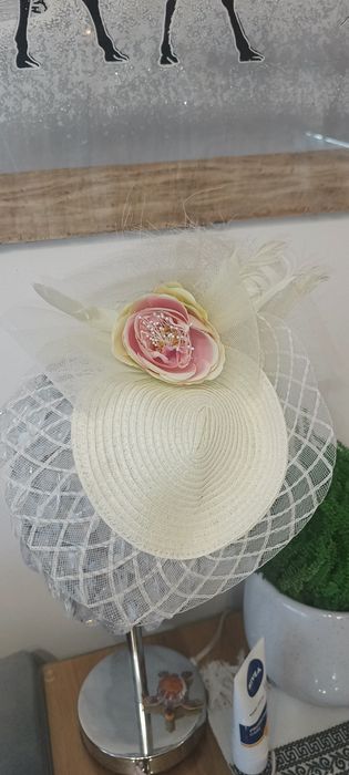 Elegancki fascynator z kwiatami na opasce