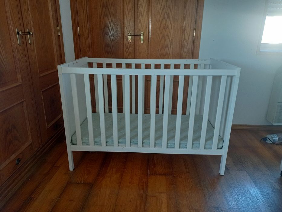 Vendo 2 berços com colchão.