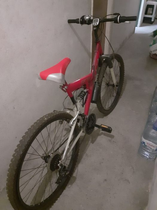 Duas bicicletas pouco usadas