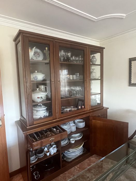 Móvel com cristaleira