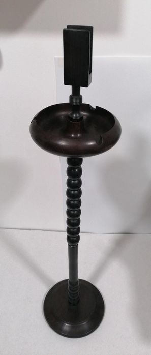 Antigo cinzeiro pé alto em madeira nobre escura excelente acabamento