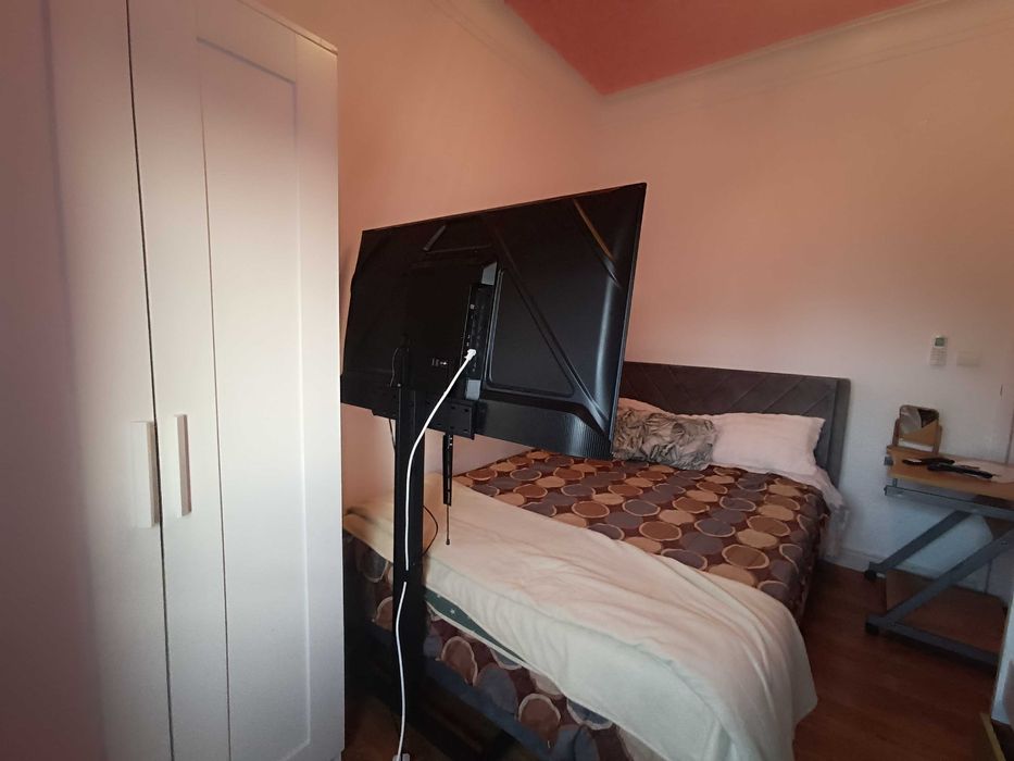 Quarto Triplo com TV 50", WiFi, AC, Contrato - 1 Pessoa
