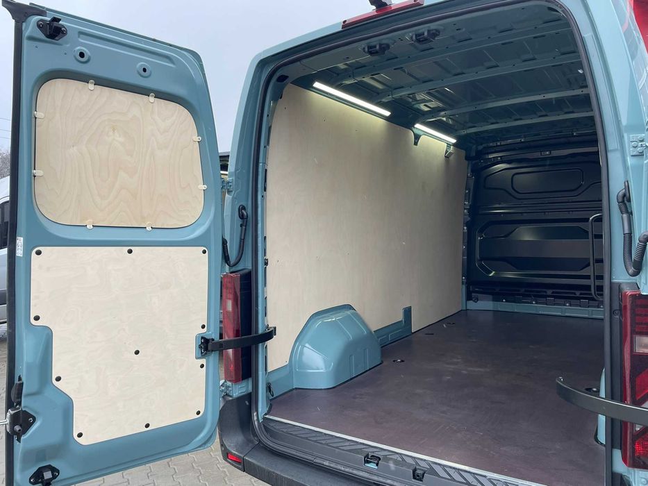 Zabudowa samochodu auta dostawczego Renault Master L3H2