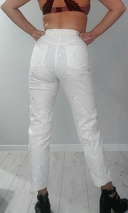 Aparat.  Piękne  spodnie haftowane . Róże.  Roz. S/M vintage  36/38.