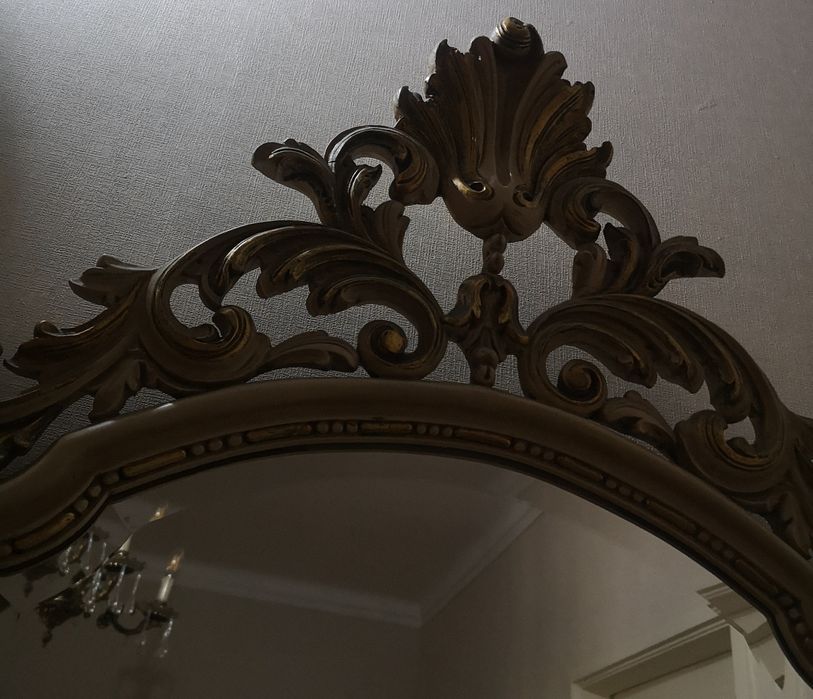 Espelho decorativo, com dourado velho.