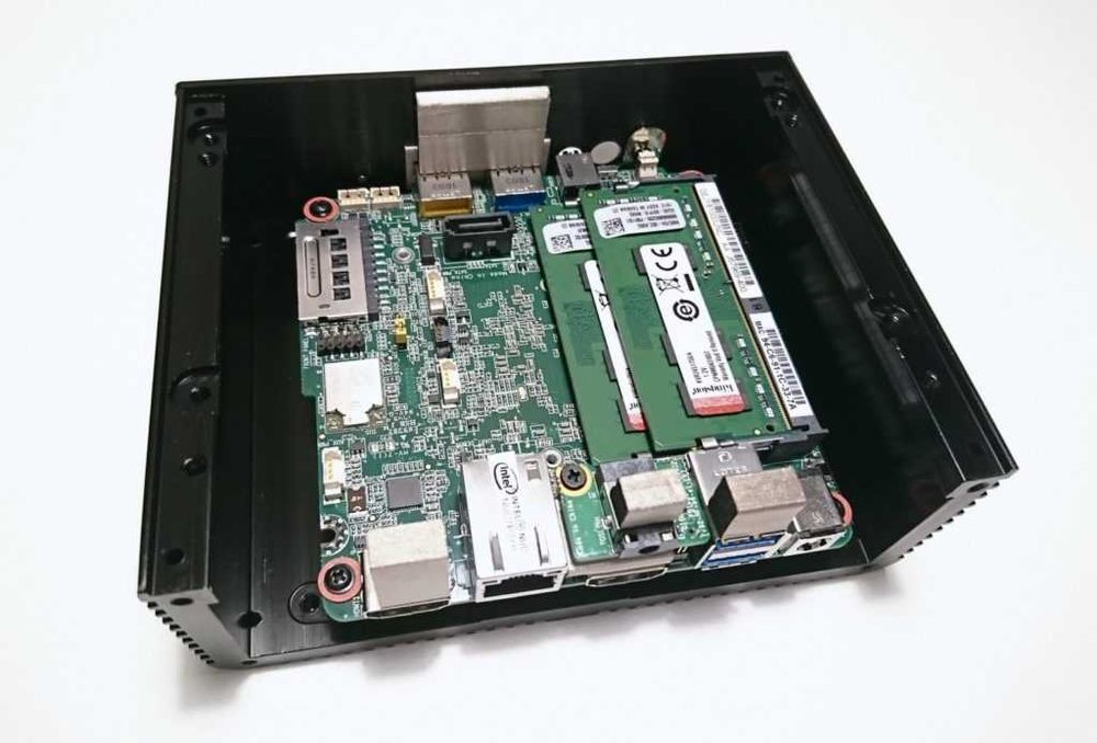 AKASA A-NUC21-A1B / A-NUC21-M1B (Caixa em alumínio sem ventoinha)