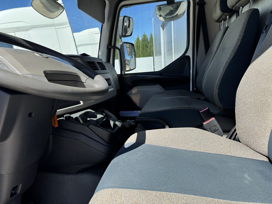 VOLVO FL250, 7.50m c/plataforma elevatória, 3 lugares