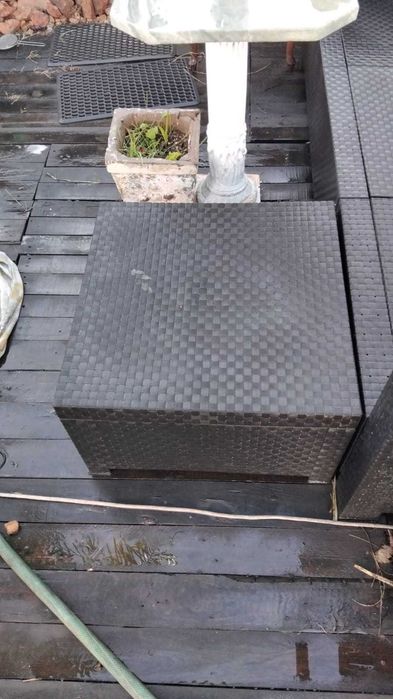 Sofá plástico preto