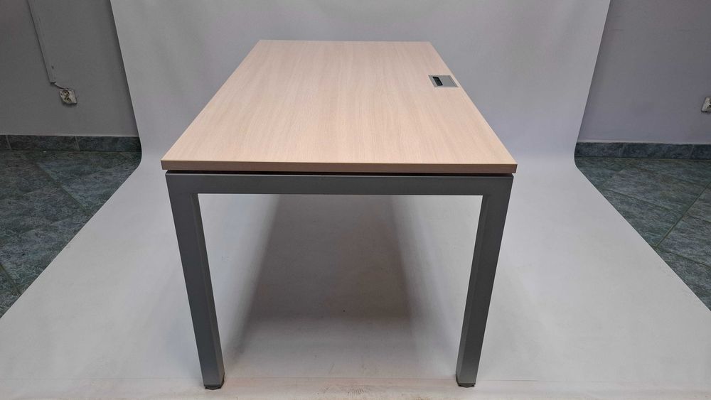 Biurko proste Euronova 140x80 orzech rockford jasny - duża ilość