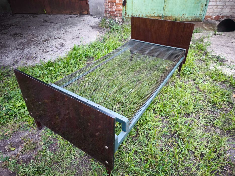 Продам кровать на сетке в хорошем состоянии