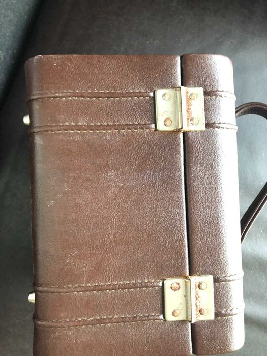 Antigo necessaire em pele