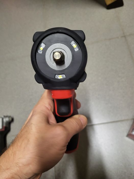 Гайковерт Milwaukee 2562 3/8 та 2563 1/2 m12