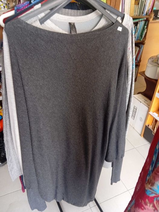 Várias peças de roupa para mulher