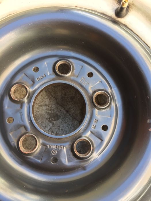 Також диски на 14 . 4 шт.ковпаки . Два жигульовських колеса на14