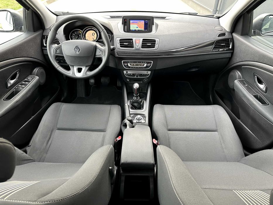 RENAULT MEGANE III 1.4T 130PS Bi-Xenon Keyless Navi PDC 16" EDITION !