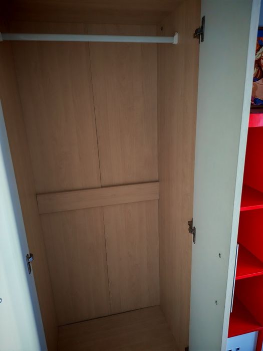 Szafa biała z drążkiem i szufladą