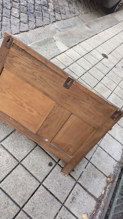 Móvel antigo de parede e porta robusta