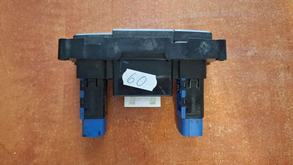 PRZEŁĄCZNIK GRZANIA FOTELI  PORT USB AUX HYUNDAI i20 I 96120-1J000