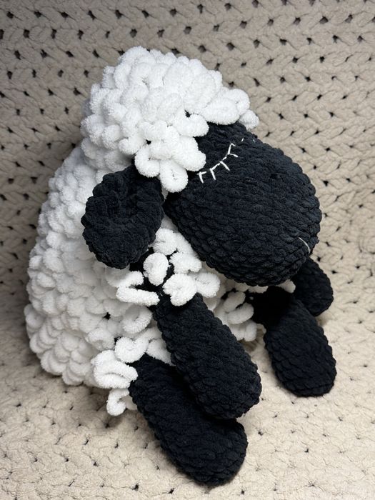 Вʼязана іграшка «овечка»