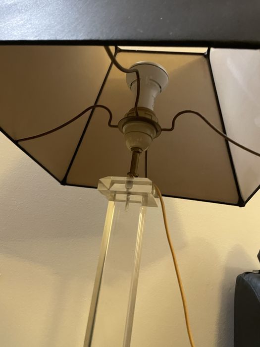 Candeeiro com base em acrílico