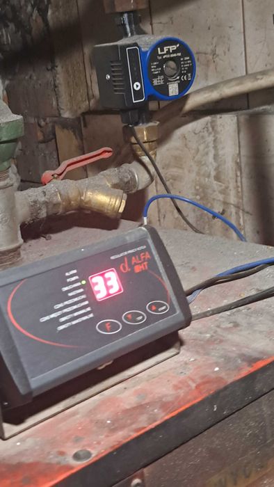 Regulator pracy oraz pompa do pieca CO.