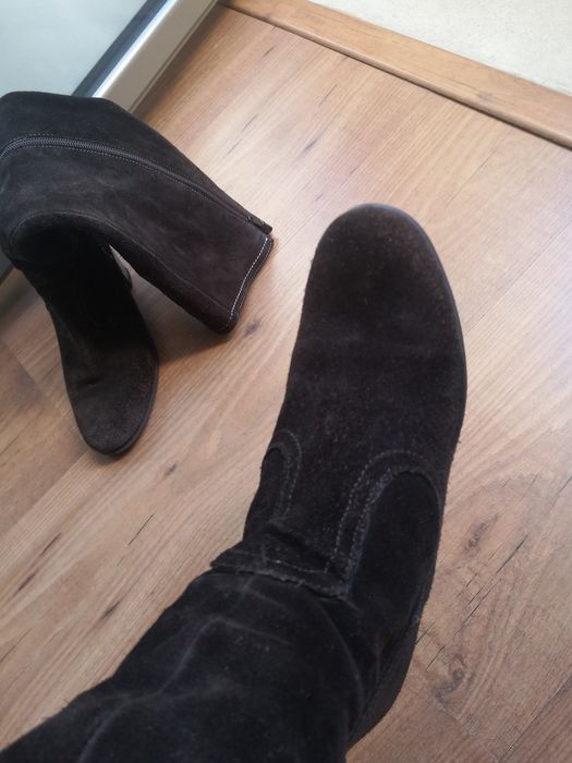 Botas de cano alto em camurça castanha verdadeira