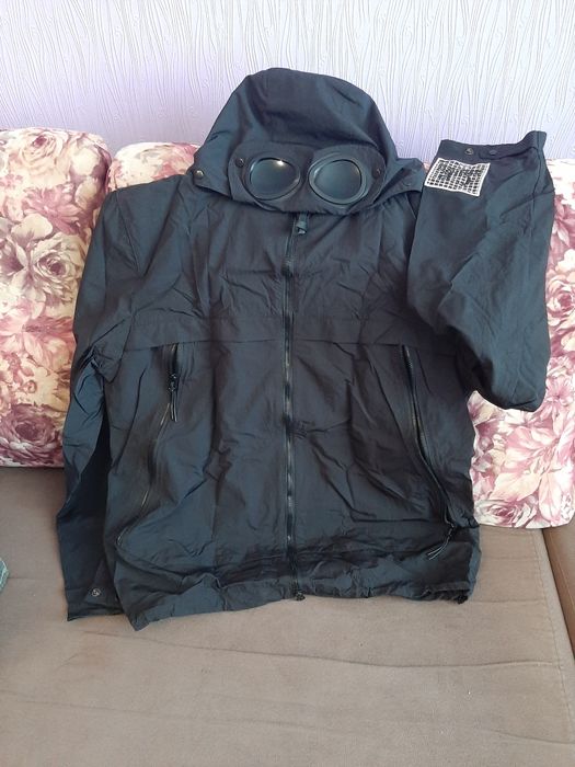 Продам мужску вітровку 46-48 розмір ,чорногоколіру