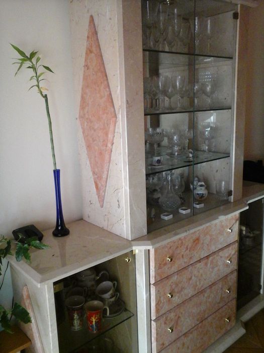 Cristaleira em vidro e mármore