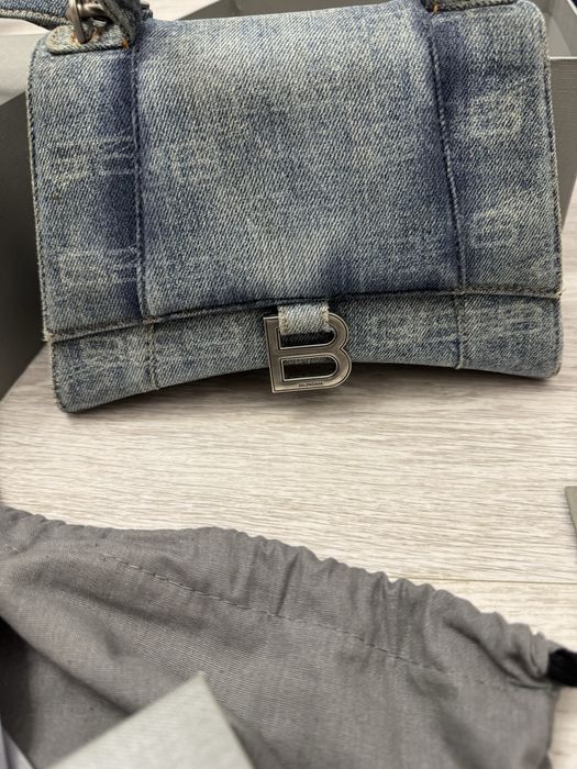 сумка Balenciaga Hourglass в джинсовой ткани с монограммой BB.