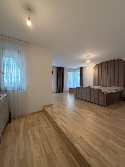 Продаж будинку з басейном та видом