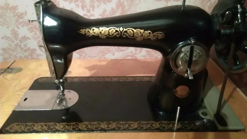 Швейная машина Подольск с ножным приводом и тумбой