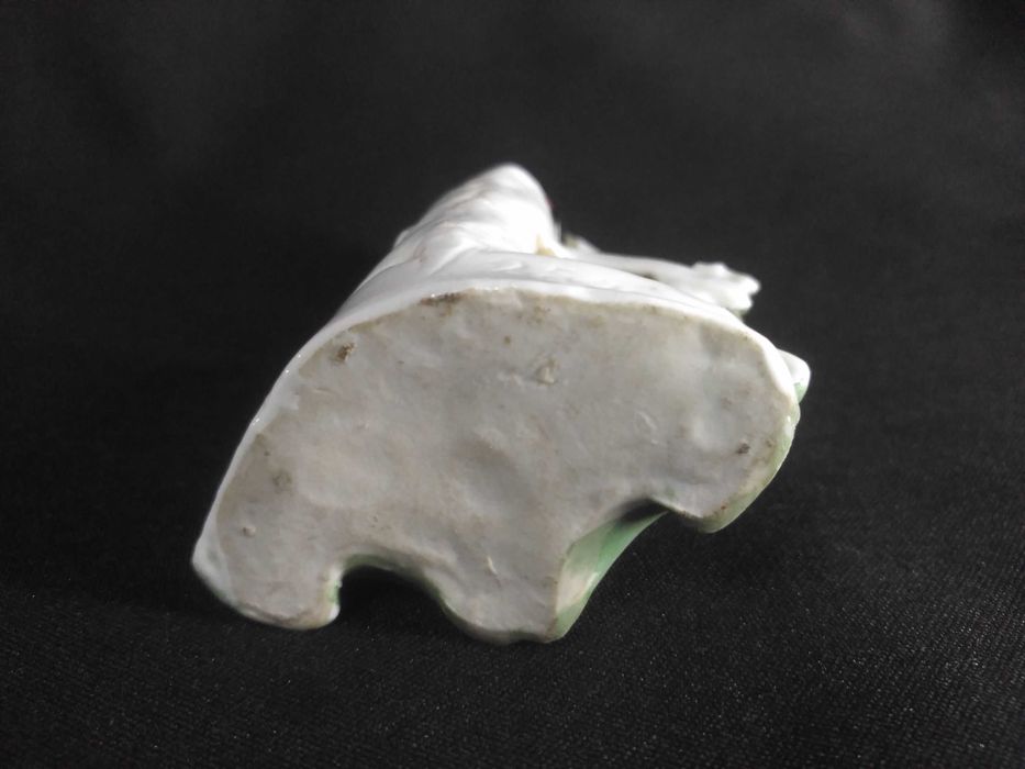 Figura de menino em biscuit