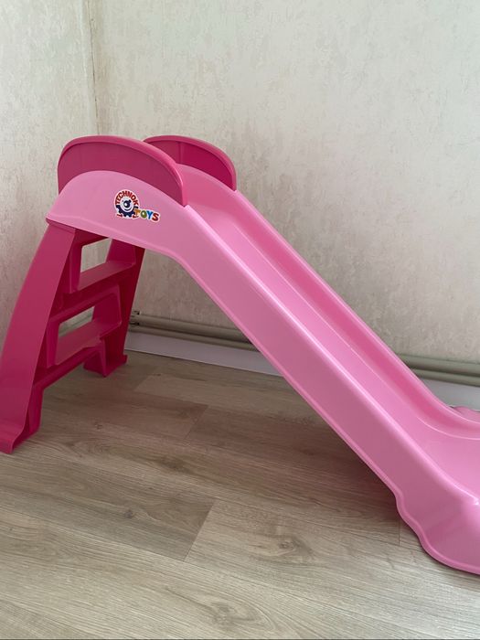 Дитяча гірка для дівчинки