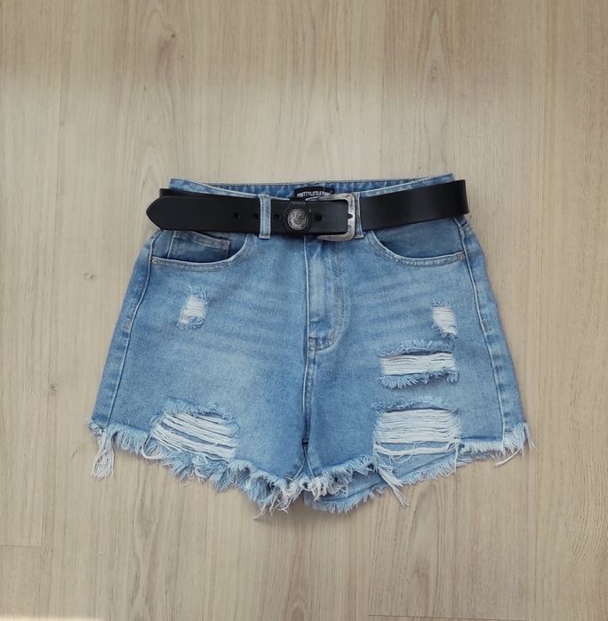 Джинсовые шорты PrettyLittleThing с высокой посадкой и потёртостями