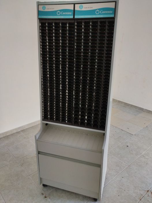 Expositor carrinhos de linhas